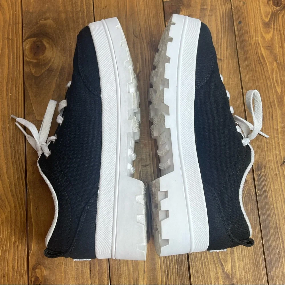Fila 5CM00737-014 theme low top sneakers black with white soles women’s size 6